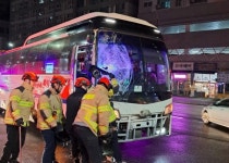인천 부평 삼거리서 시내버스·통근버스 충돌…8명 부상