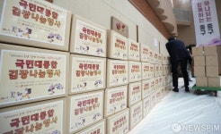 차곡차곡 쌓이는 김치...어려운 이웃에게