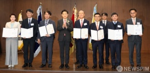 제17회 자금세탁방지의 날 수상자들과 기념촬영하는 김주현 금융위원장