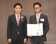 김정수 다올저축은행 대표와 기념촬영하는 김주현 금융위원장