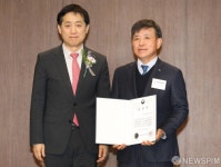 박승오 하나캐피탈 대표와 기념촬영하는 김주현 금융위원장