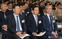 심우정 대검차장의 축사듣는 제17회 자금세탁방지의날 참석 금융인들