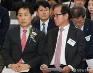 제17회 자금세탁방지의 날 김규복 김앤장 고문과 담소하는 김주현 금융위원장