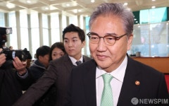 외교부 청사로 들어서는 박진 장관