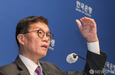 답하는 이창용 한국은행 총재