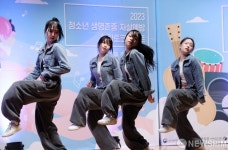 댄스크루 어텐션, 시선 끌어당기는 무대