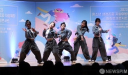 강렬한 무대 펼치는 댄스크루 어텐션