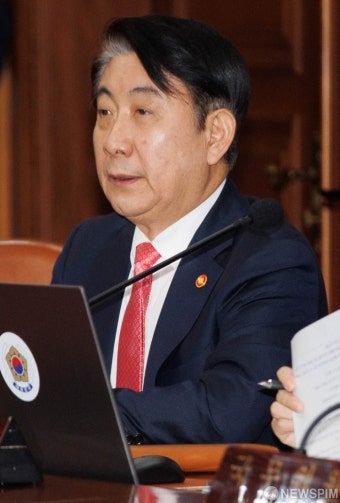 이동관 방통위원장 자진 사퇴