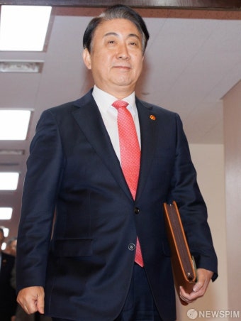 자진 사퇴한 이동관 방통위원장