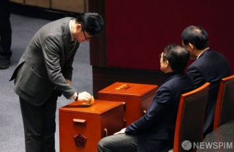 손준성 - 이정섭 검사 탄핵소추안 투표하는 홍익표 원내대표