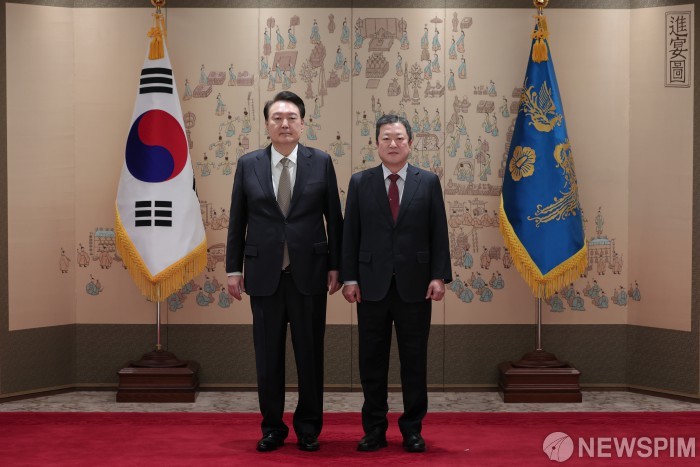윤석열 대통령, 동남아 순방 일정과 중동 상황 브리핑 진행 중