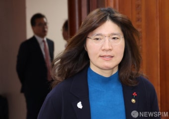 회의실 들어서는 장미란 문체부 2차관