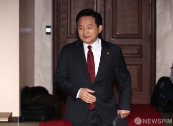 회의실 들어서는 원희룡 장관