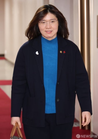국무회의 입장하는 장미란 차관