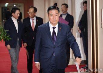 국무회의 참석하는 신원식 국방장관