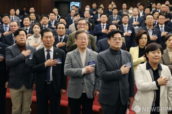 국민의례하는 이재명 대표 - 홍익표 원내대표