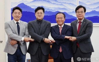 기념촬영 나선 윤재옥 - 홍익표 원내대표