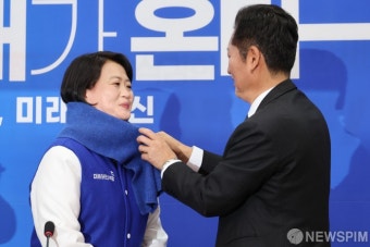 박지혜 변호사에게 목도리 매어주는 정청래 최고위원
