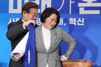 박지혜 변호사에게 더불어민주당 점퍼 입혀주는 이재명 대표