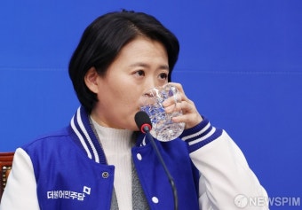 목 축이는 더불어민주당 영입인재 박지혜 변호사