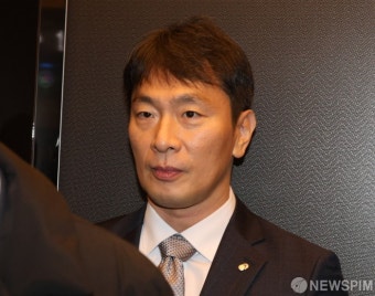 은행지주 이사회 의장 간담회장 이동하는 이복현 금융감독원장