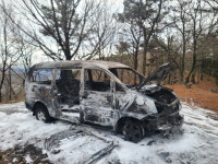 홍성 백월산 임도 달리던 승합차 화재...엔진 과열 추정