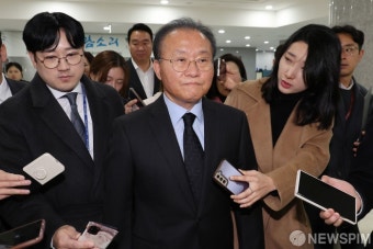 취재진 질문 받는 윤재옥 국민의힘 원내대표