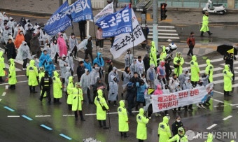 규탄대회 마치고 대통령실 향하는 민주노총 노조원들