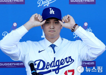 [MLB] '푸른피'의 오타니, 다저스 입단식... 