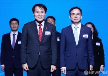 제9회 중견기업인의 날  산자부장관 표창후 기념촬영하는 장영진 1차관