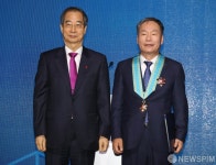 박일동 (주)디섹 회장과 기념촬영하는 한덕수 총리