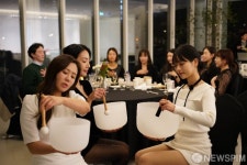 마인드풀니스 싱잉볼 명상법 체험하는 참가자들