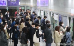 출근길 김포골드라인·경인국철 고장…호흡곤란 호소 2명 이송