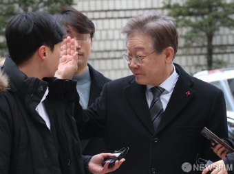 이재명 대표 지지자들에게 손 인사