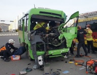 출근길 날벼락 창원서 마을버스·트레일러 충돌...12명 중·경상