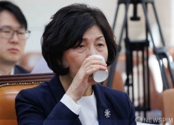 물 마시는 강정애 국가보훈부 장관 후보자