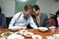이재명 더불어민주당 대표, 어르신과 식사 앞두고
