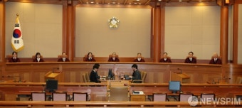 선고 준비하는 9인 완전체 헌재 재판관들