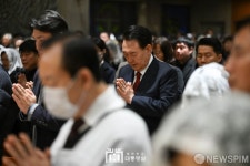 尹, 성탄 미사 참석...희망의 작은 불씨 더 큰 사랑으로 타오르길