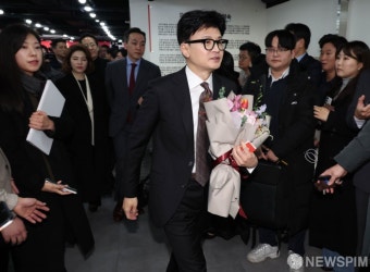 꽃다발 들고 당사 나서는 한동훈 비대위원장