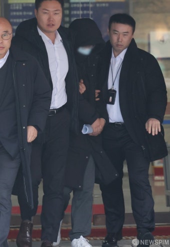 법정 나서는  '압구정 롤스로이스' 마약 처방 염모 의사