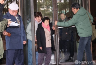 대법원 법정 나서는 일 강제동원 피해자 유가족