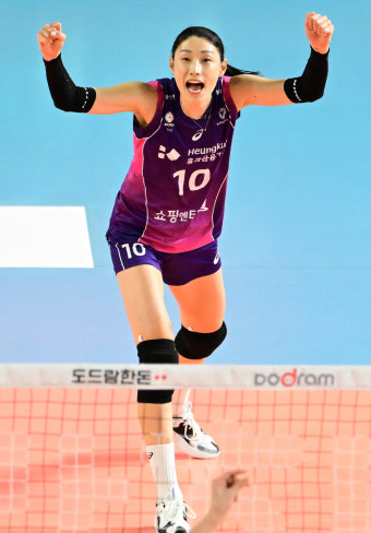 [프로배구] '김연경 20점' 흥국생명, 정관장 꺾고 1위 턱밑 추격