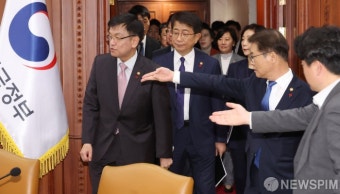 최상목 부총리와 신임 장관들