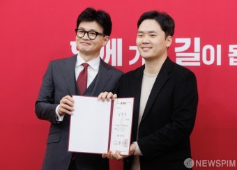 기념촬영하는 한동훈-구자룡