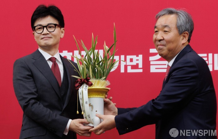 윤석열 대통령, 한동훈 새 국민의힘 대표에 축하 난 전달