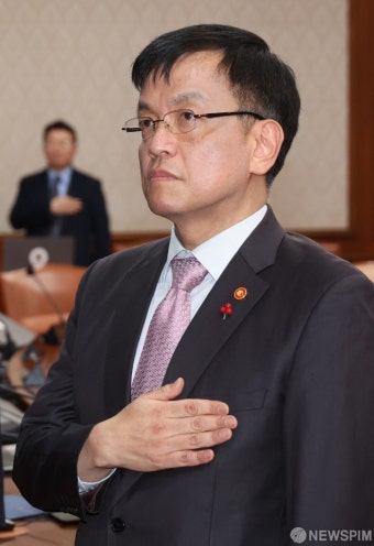 최상목 신임 부총리, 국기에 경례