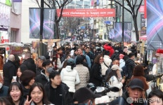 2023 마지막 날 붐비는 명동거리