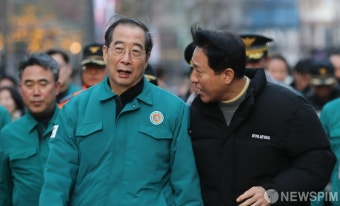 대화 나누는 한덕수 총리-오세훈 시장