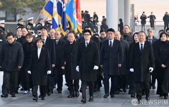 현충원 참배 나선 한동훈 국민의힘 비대위원장